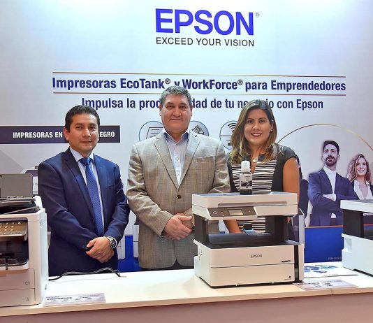 Danny Varillas, gerente de Impresoras de Negocios de Epson; Harold Dudgeon, gerente general de Epson Perú; y Roxana Alejos, gerente de Producto de Consumo de Epson.