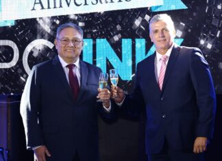 Fernando Valderrama, gerente general de PC Link, y Alvaro Fischer, gerente Comercial de PC Link, brindan por los 23 años del mayorista.