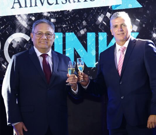 Fernando Valderrama, gerente general de PC Link, y Alvaro Fischer, gerente Comercial de PC Link, brindan por los 23 años del mayorista.