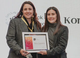 Vinka Samohod, directora de Transformación Digital y Operaciones de Telefónica del Perú, recibe el premio.