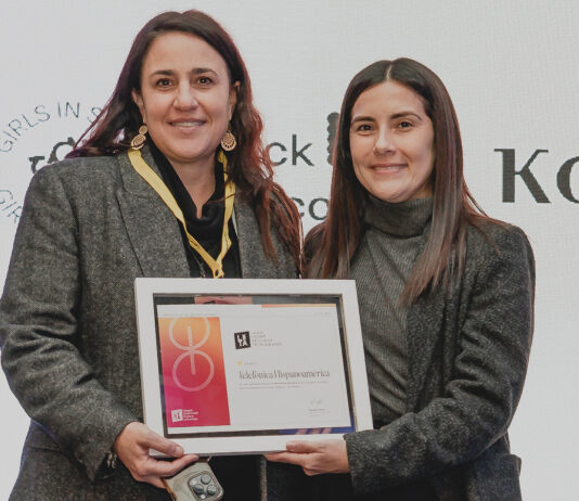 Movistar recibe premio en “Latam Inclusive Tech Awards” Vinka Samohod, directora de Transformación Digital y Operaciones de Telefónica del Perú, recibe el premio.
