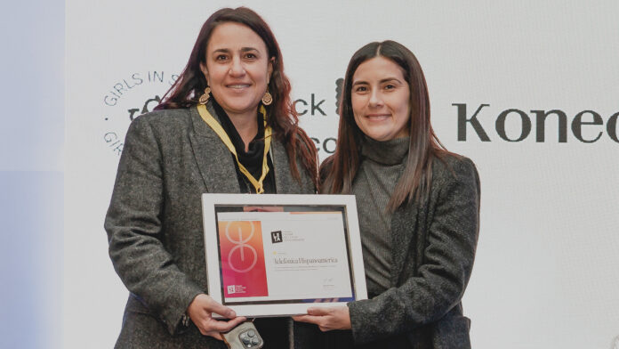 Vinka Samohod, directora de Transformación Digital y Operaciones de Telefónica del Perú, recibe el premio.