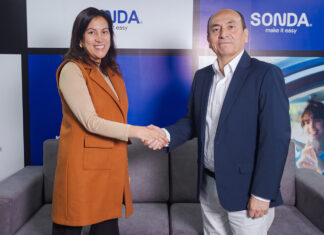 Mariana Mendoza, responsable Comercial de Proactivanet en Perú; y Luis Arréstegui, gerente de Workplace Services en Sonda Perú.