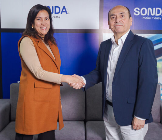 Mariana Mendoza, responsable Comercial de Proactivanet en Perú; y Luis Arréstegui, gerente de Workplace Services en Sonda Perú.