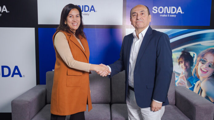 Mariana Mendoza, responsable Comercial de Proactivanet en Perú; y Luis Arréstegui, gerente de Workplace Services en Sonda Perú.