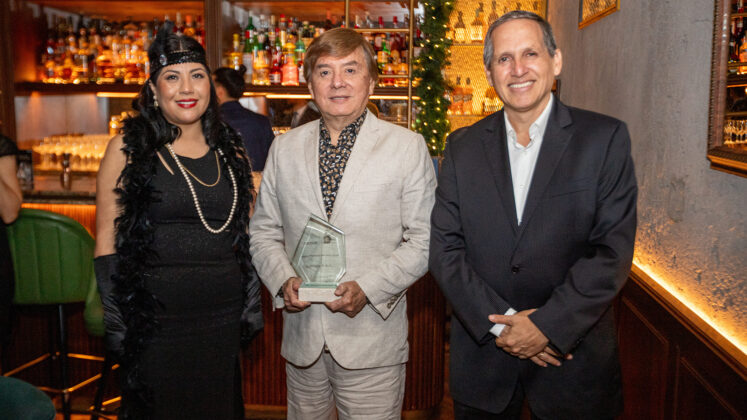 Carlos Biso, de Bafing, muestra su premio junto a Rosalía Zárate y Guillermo Nuñez.