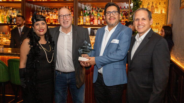 Augusto Nuñez y Alain Bolaños, de Intellisoft, reciben el premio de manos de Rosalía Zárate y Guillermo Nuñez.