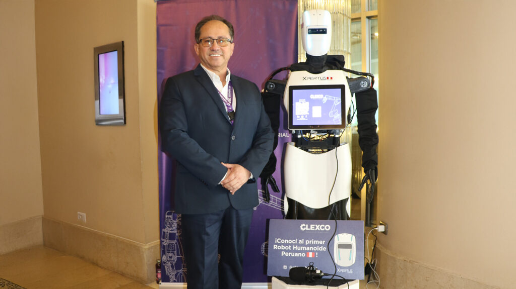 Jorge Tuesta, gerente general de Glexco Expert Solutions, junto al robot Xpertus.