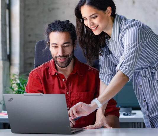 En CES 2025, Lenovo presentó su serie de portátiles, desktops y monitores potenciadas con IA