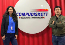 Angie Sánchez, representante de Racks Koreano, y John Huaytan, Product Manager de Compudiskett.