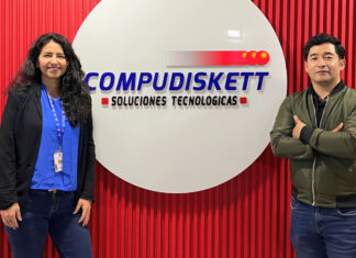 Angie Sánchez, representante de Racks Koreano, y John Huaytan, Product Manager de Compudiskett.