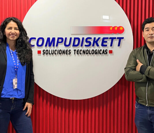 Angie Sánchez, representante de Racks Koreano, y John Huaytan, Product Manager de Compudiskett.