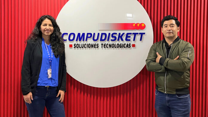 Angie Sánchez, representante de Racks Koreano, y John Huaytan, Product Manager de Compudiskett.