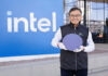 El CEO de Intel, Lip-Bu Tan, sostiene una oblea de CPUs para la serie Intel Core Ultra 3, con nombre clave Panther Lake, fuera del campus Intel Ocotillo en Chandler, Arizona.