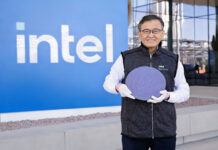 El CEO de Intel, Lip-Bu Tan, sostiene una oblea de CPUs para la serie Intel Core Ultra 3, con nombre clave Panther Lake, fuera del campus Intel Ocotillo en Chandler, Arizona.