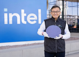 El CEO de Intel, Lip-Bu Tan, sostiene una oblea de CPUs para la serie Intel Core Ultra 3, con nombre clave Panther Lake, fuera del campus Intel Ocotillo en Chandler, Arizona.