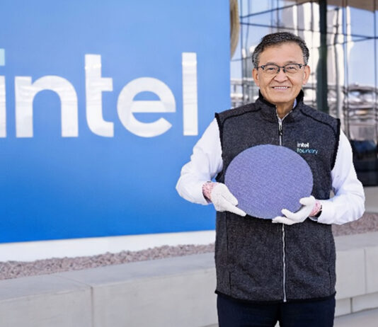 El CEO de Intel, Lip-Bu Tan, sostiene una oblea de CPUs para la serie Intel Core Ultra 3, con nombre clave Panther Lake, fuera del campus Intel Ocotillo en Chandler, Arizona.