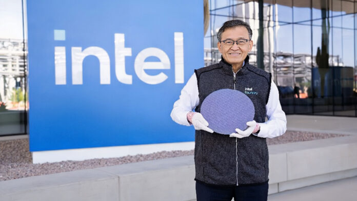 INTEL-PANTHER-LAKE-CTI-963 El CEO de Intel, Lip-Bu Tan, sostiene una oblea de CPUs para la serie Intel Core Ultra 3, con nombre clave Panther Lake, fuera del campus Intel Ocotillo en Chandler, Arizona.