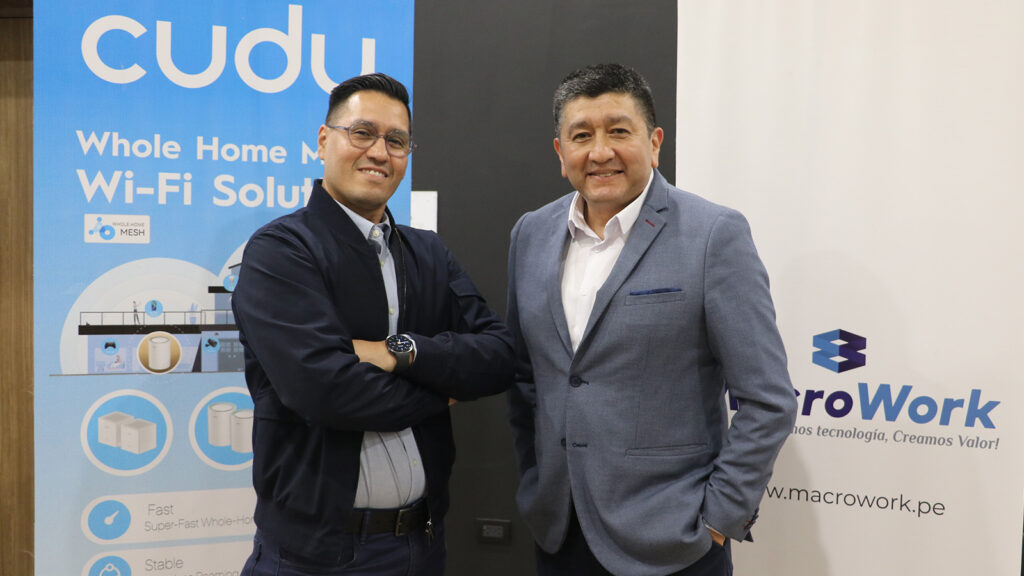 José Alberto Pérez, LATAM Sales Manager de Cudy y Jesús Tejada, gerente Comercial de Macro Work.